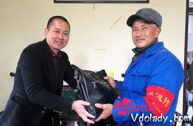  环卫工捡13万 如数归还失主 婉拒红包 网友:正能