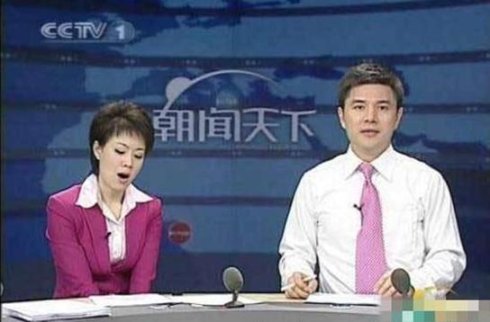 v美女美女主持突遭尴尬的意外出糗瞬间美女主美女下蓝天图片