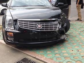 女大学生借凯迪拉克撞奔驰宝马 不是肇事者却