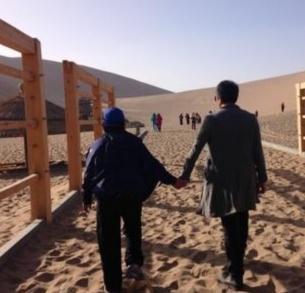  邓超晒母亲照片 :世上最好看的时装是妈妈的套