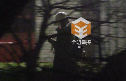 井柏然倪妮被拍商场逛街 举止亲密