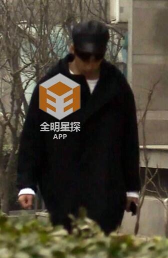 井柏然倪妮被拍商场逛街 举止亲密