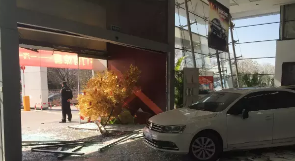  车主开车撞4S店  车前后挡风玻璃均有裂纹雨刮