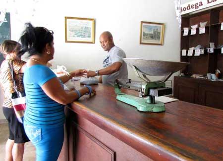  古巴月工资150元 (组图):2斤大米卖14元,房价翻