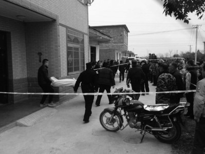  安徽一家三口遇害  院内地板全是血!--东北网娱