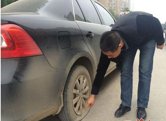  60多辆车被放气  现在停个车也这么活遭罪?--东