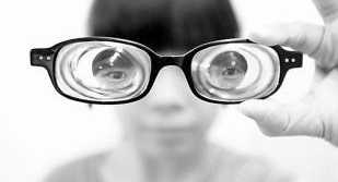 男子近视2000度 连睡觉都要戴眼镜 近视眼会遗