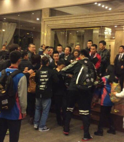  辽宁赛后 与 四川 球迷爆激烈 冲突  全队动手(图)-