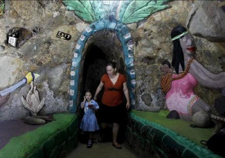  老人挖洞12年   老人挖洞12年 异想天开成现实--