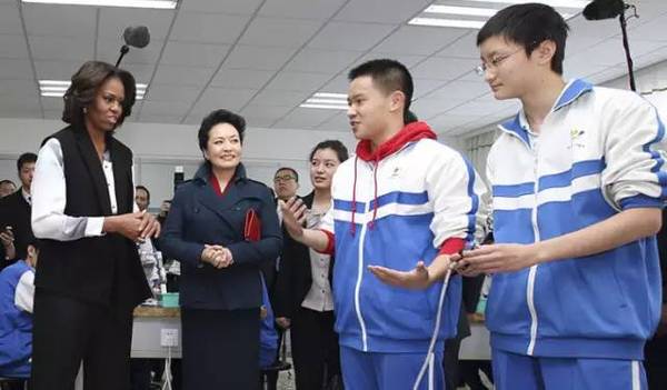 彭丽媛与奥巴马夫人米歇尔共同参观北师大二附中,中国校服被指"丑"