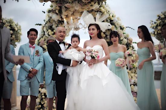 包贝尔婚礼现场迎娶"两情人"包贝尔夫妇与伴郎伴娘团伴娘团合力抱