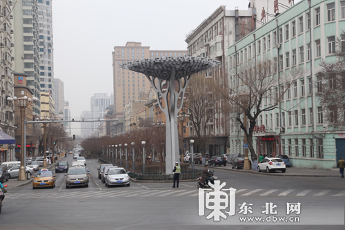 7时33分,兆麟街车流顺畅,很多人选择早出行,避开高峰,交警早早到岗