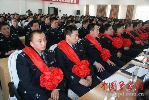 2015年共 438名公安民警 因公 牺牲  4599人因公