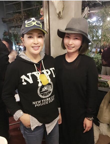  刘晓庆与赵薇 合拍新戏晒 合影 --双鸭山新闻网