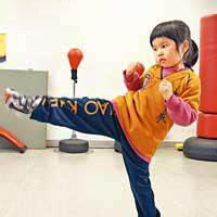  小伙儿独创踢腿招式 (图) 惊!竟是脚踢后脑- 小伙 