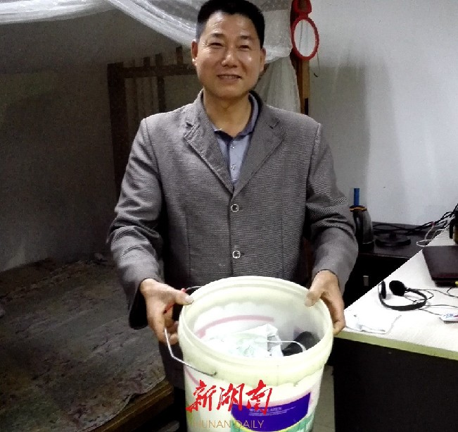 塑料桶倒扣就是一把小椅子，不至于遭受要连续站12个小时才到家的辛苦。　　胡国辉向新湖南记者展示过年回