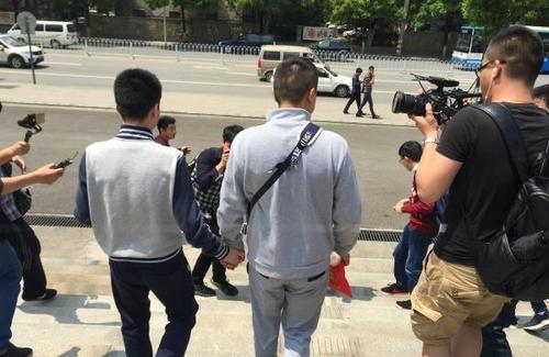  同性恋维权案开庭 男男手牵手走进法院 中国同
