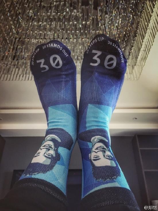 郑恺生日与女友秀恩爱 晒情侣袜-郑恺|秀恩爱|情侣袜