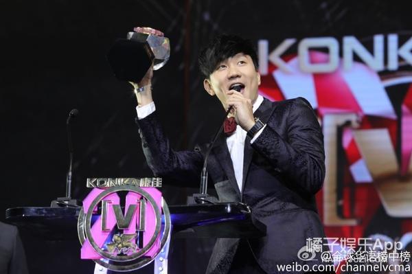 张杰为粉丝捡手机,薛之谦回应与前妻复合 华