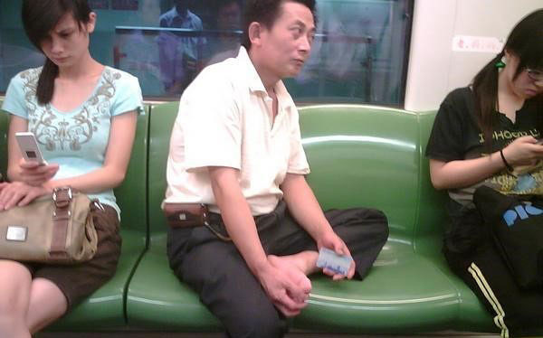  女子地铁呵斥色狼 (组图)网友绘制地铁色狼图,看