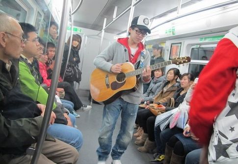  女子地铁呵斥色狼 (组图)网友绘制地铁色狼图,看