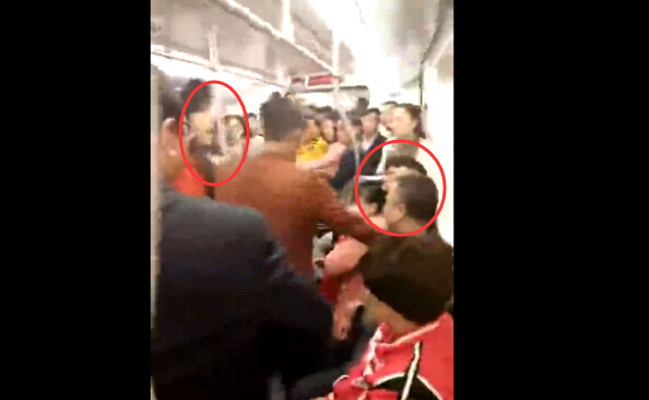 错在谁?大妈地铁上用 行李占座惹恼老人  双方互