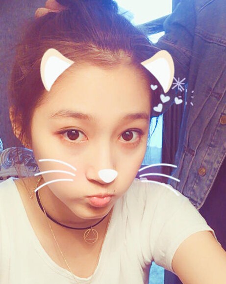 关晓彤晒与黄致列合影 演出长腿抢镜