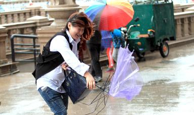 哈尔滨市八级大风"袭城" 下雨刮大风伞折无数