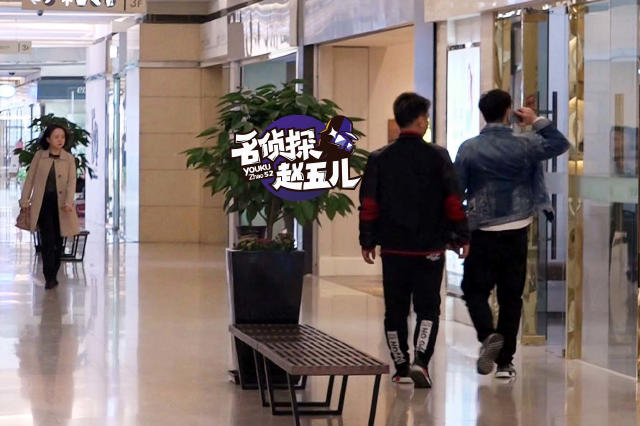 释小龙逛街带“替身”？遇路人搭讪无奈掉头就走