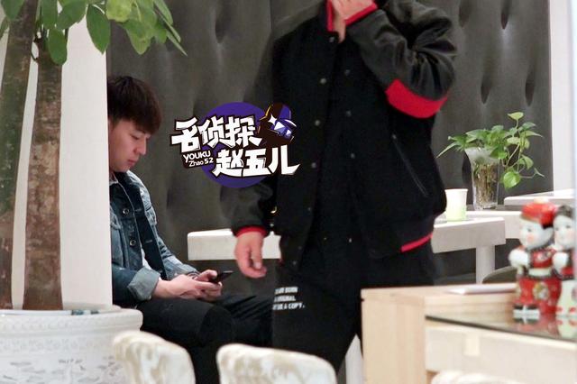释小龙逛街带“替身”？遇路人搭讪无奈掉头就走