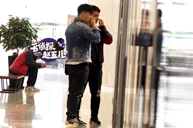 释小龙逛街带“替身”？遇路人搭讪无奈掉头就走