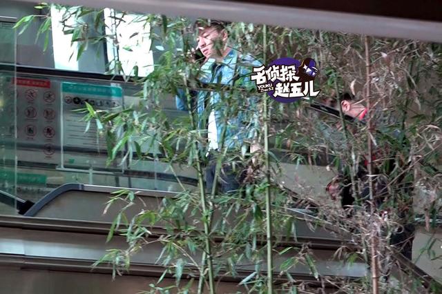 释小龙逛街带“替身”？遇路人搭讪无奈掉头就走