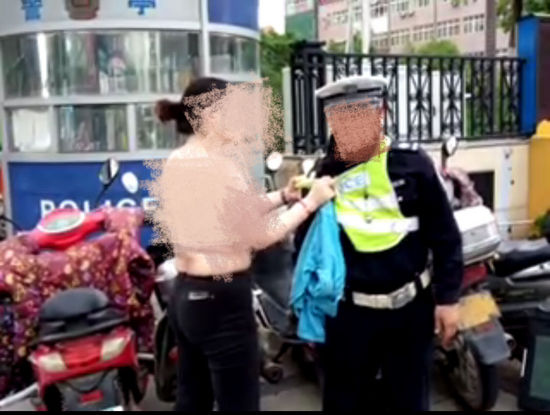 女子 闯红灯被查 脱衣 阻拦警察执法被行政拘留