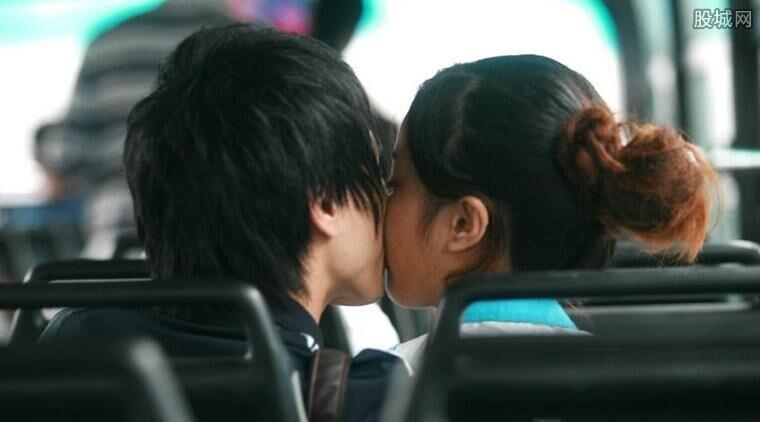 在乘车时动作出格，引起了其他乘客的不满。情侣又摸又亲，十分的陶醉。