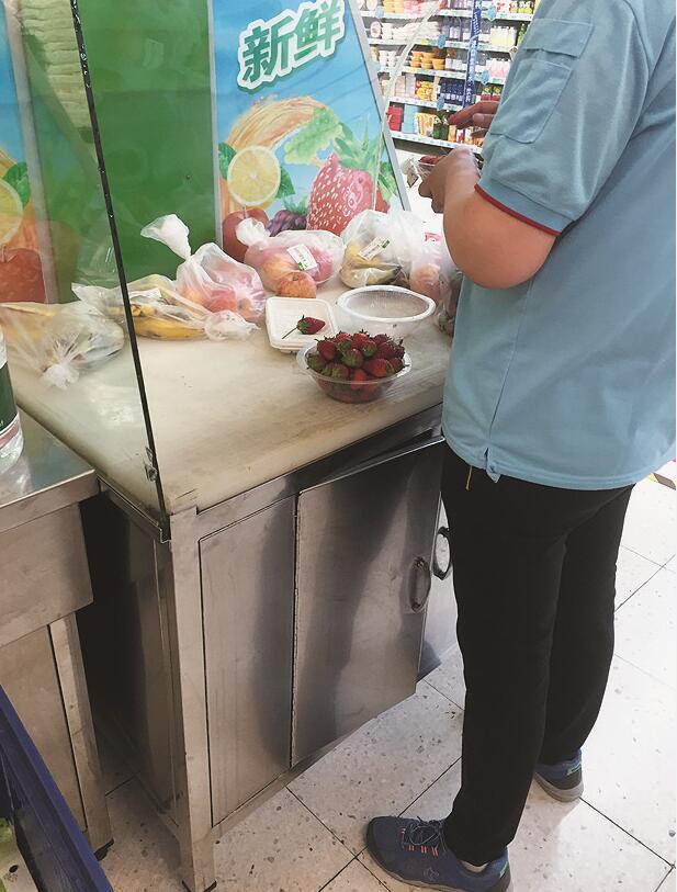 冰城多家超市特价出售烂水果 专家:可致神经系