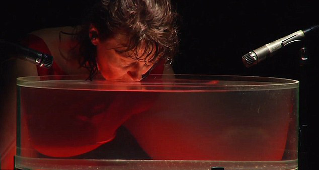 首支水下乐队水中演奏 乐器酷似平底锅-乐器|水