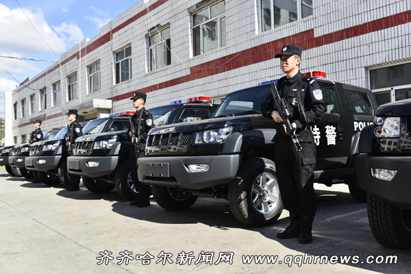 高端大气上档次鹤城6辆新式特警巡逻车正式亮相