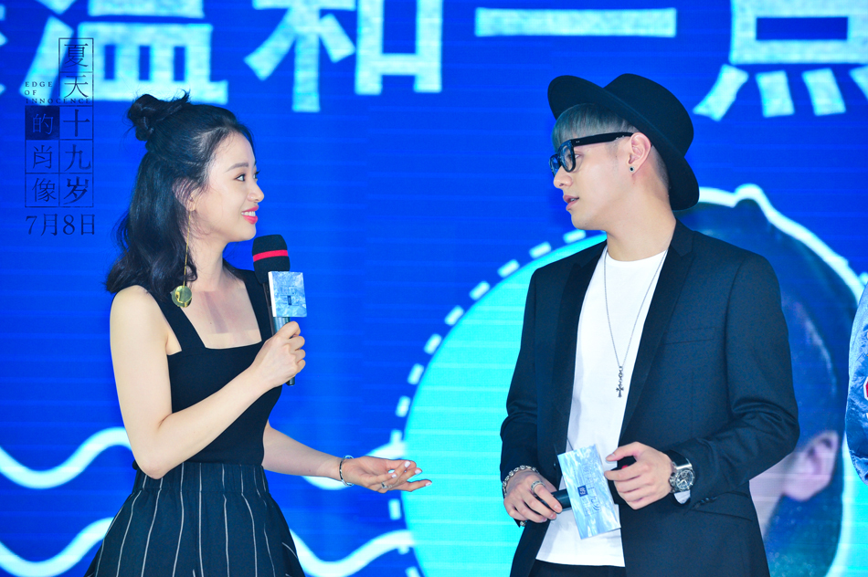 ... 子韬自曝为拍床戏狂饮威士忌笑称会用自己的表情包