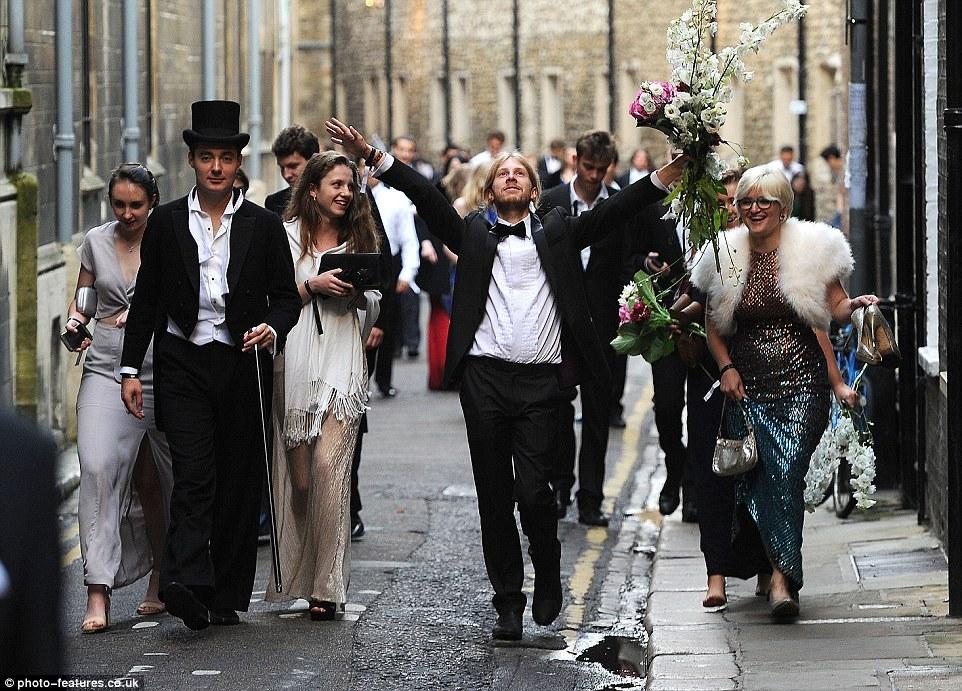 英国剑桥大学生通宵疯狂 网友:与中国大学差不