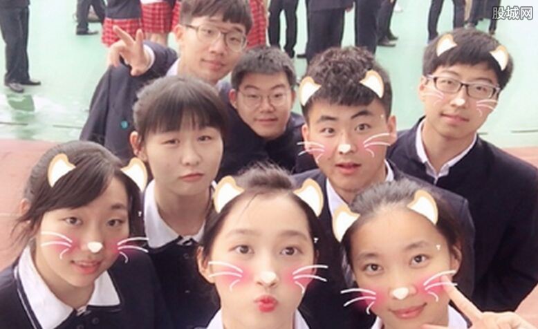  关晓彤高中毕业照  穿校服露白皙大长腿十分亮