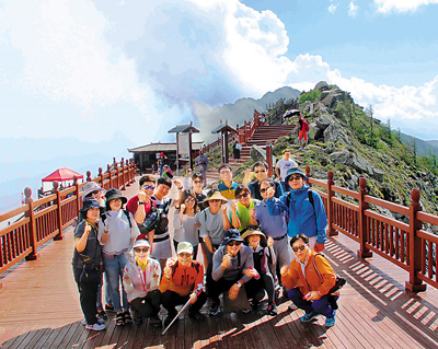 韩国旅游团走进太白山