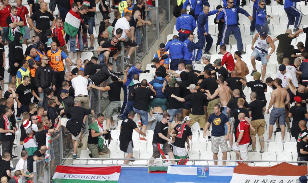 匈牙利冰岛球迷冲突:警察飙血 女警员喷辣椒水