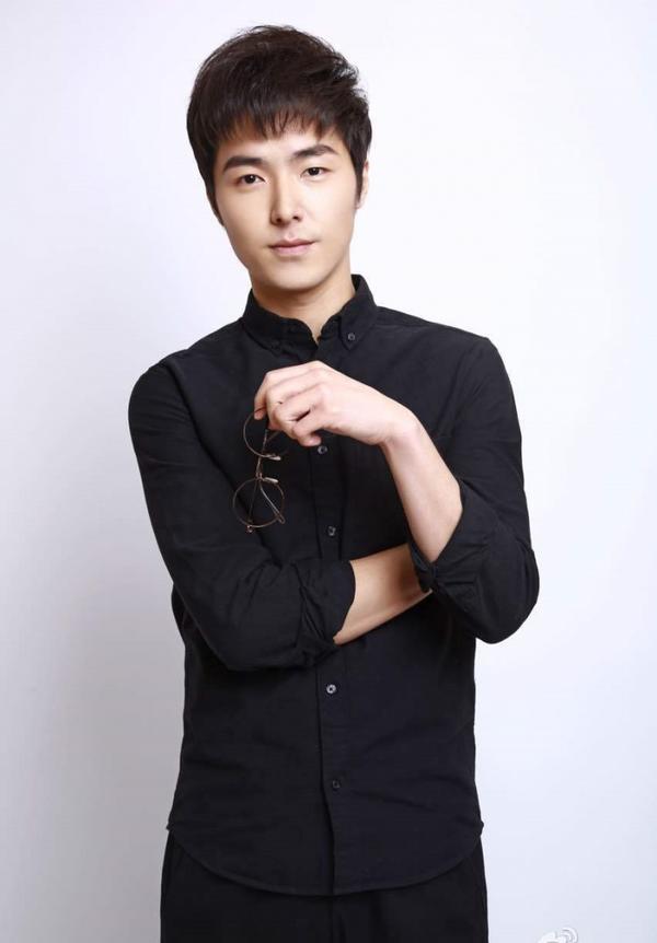 《最好的我们》里的张平老师,本人竟然这么帅