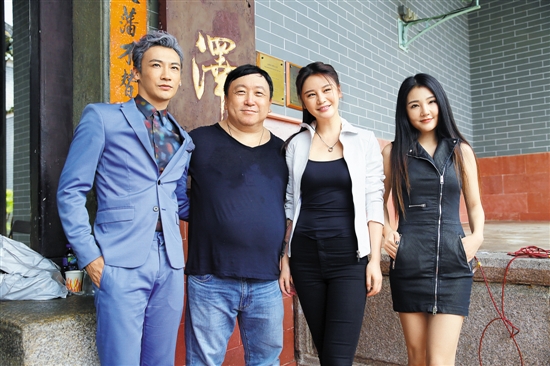 王晶(中)和主演