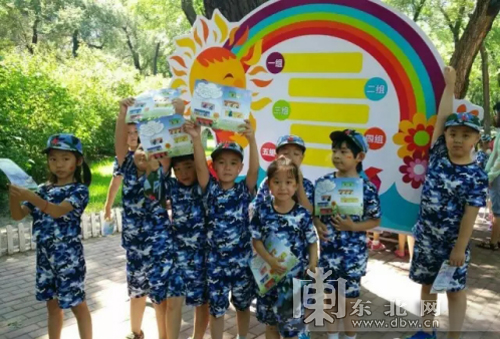 铁岭小学一年级同学在儿童公园进行结业考试-