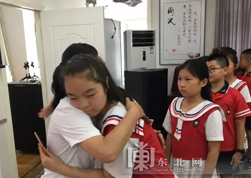 老师们分发毕业证并与学生告别图片