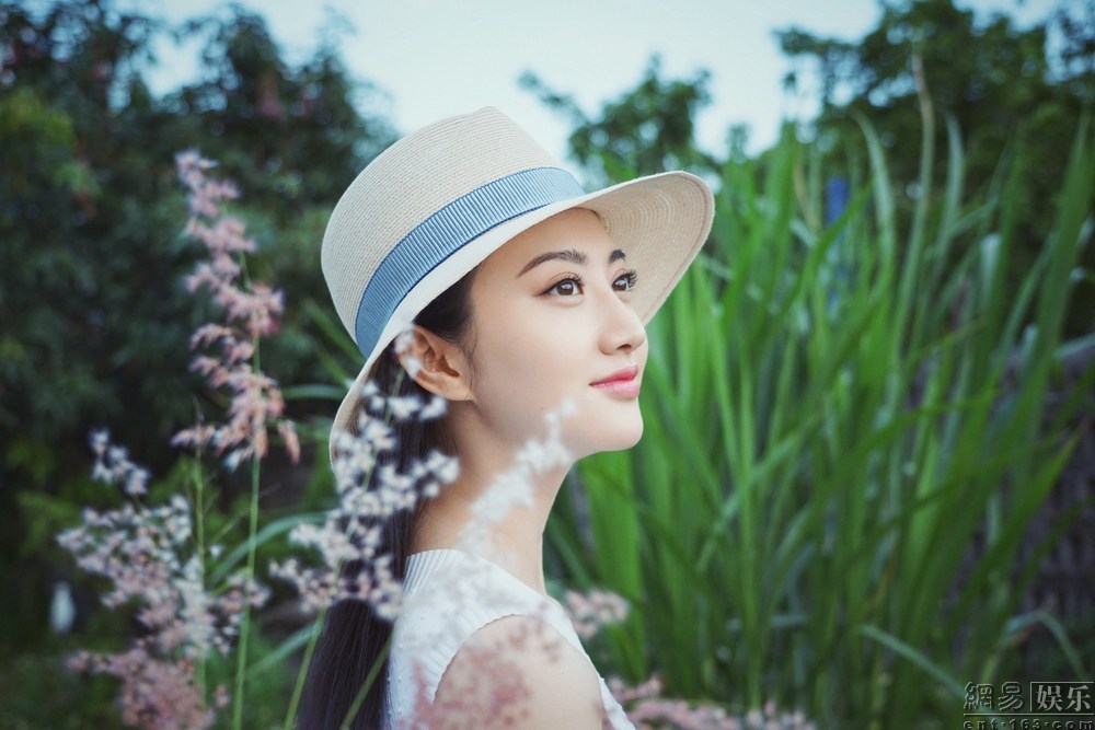 “能量甜”今天生日！景甜发夏日写真庆祝