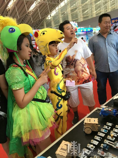 哈市大同小学机器人走进国际动漫周-大同小学