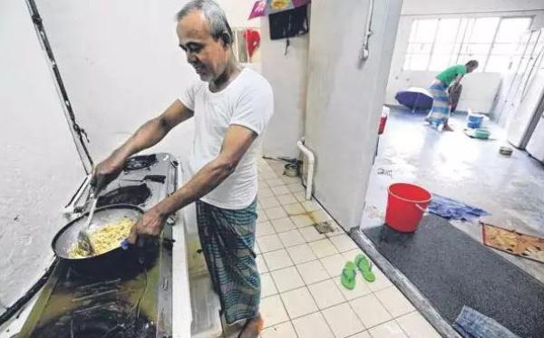 新加坡底层外劳居住条件有多惨?蟑螂满地爬-新