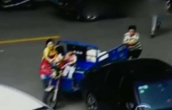 4岁熊孩子开三轮车撞奔驰 真是捏了一把冷汗-